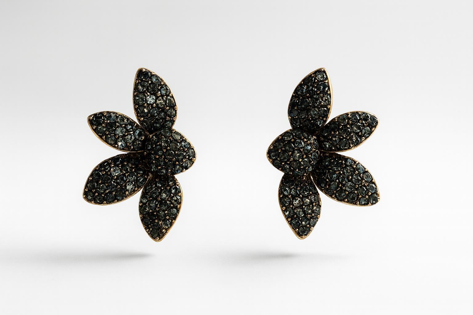 Siyah Taşlı Çiçek Küpe